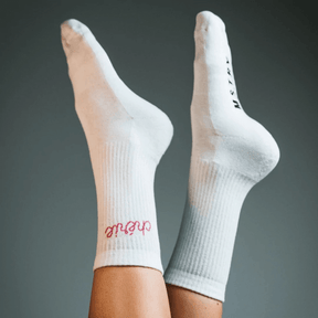 Mstry Socken Chérie an zwei Füßen, die in die Luft ragen