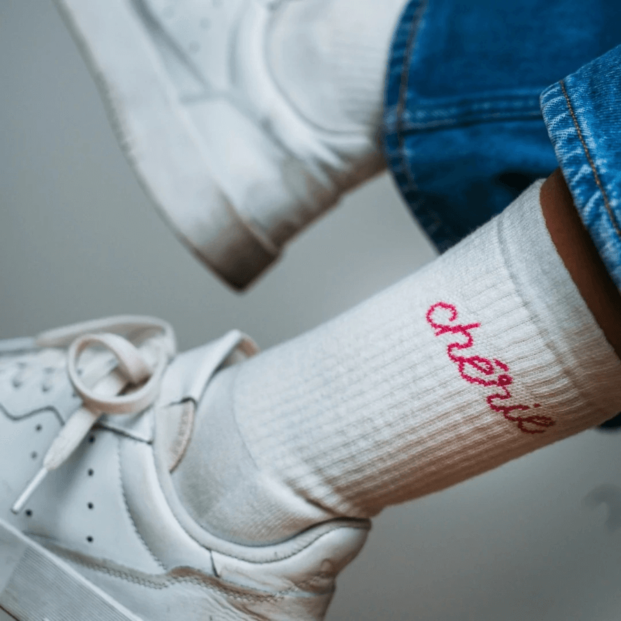 Mstry Socken Chérie am Fuß mit Jeans und Sneakern