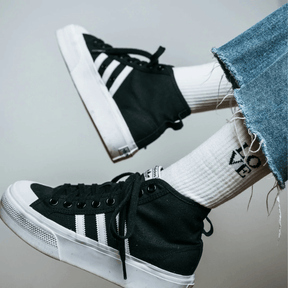 Mstry Socken Love mit schwarzen Sneakern und Jeans