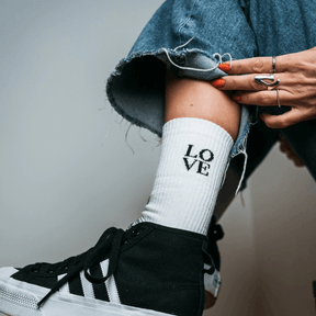 Mstry Socken Love mit schwarzen Sneakern und Jeans