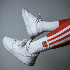 Mstry Socken Pommes am Fuß mit roter Jogginghose und Sneakern