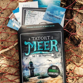 Tatort Meer mit Spielkarten auf Fischernetz am Strand