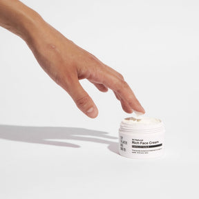 STW Rich Face Cream offen mit Hand