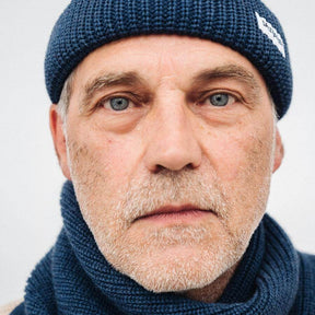 Mann mit indigo Fisherman Mütze von Salzwasser