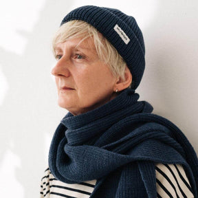 Frau mit indigo Fisherman Mütze und Vind Schalvon Salzwasser