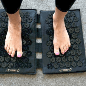 Person steht mit nackten Füßen auf der Shakti Fußmatte 