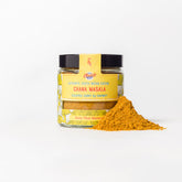 Chana Masala in Glasverpackung mit Gewürzhäufchen von vorne 