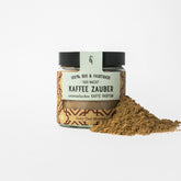 Kaffeezauber in Glasverpackung mit Gewürzhäufchen von vorne 