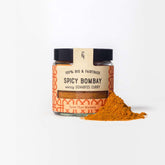 Spicy Bombay in Glasverpackung mit Gewürzhäufchen von vorne 