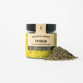 Thymian in Glasverpackung mit Gewürzhäufchen von vorne 