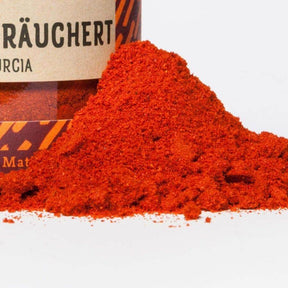 Soulspice Paprika geräuchert mit kleinem Häufchen davor, Nahaufnahme