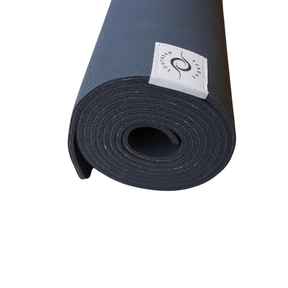 Yogamatte Schiefer Schwarz zusammengerollt
