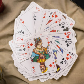 Spielköpfe Doppelkopf Karten liegen über einander