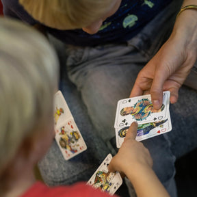 Kinder spielen mit den Karten von Spielköpfe