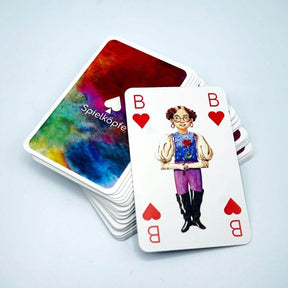 Kartenstapel von den Kinderkarten von Spielköpfe mit einer aufgedeckten Bube-Karte