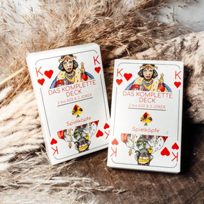 Spielköpfe zwei Mal komplettes Kartendeck auf hübschen Holzuntergrund