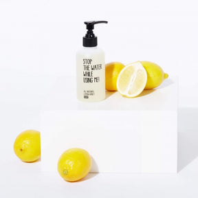 Honey Lemon Seifenspender auf Podest mit Zitronen