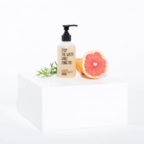 Rosmarin Grapefruit Shampoo auf Podest