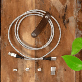 Syllucid USB-Kabel mit Adaptern liegt auf dem Tische neben einer Pflanze