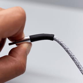 Zwei Finger biegen das USB Kabel