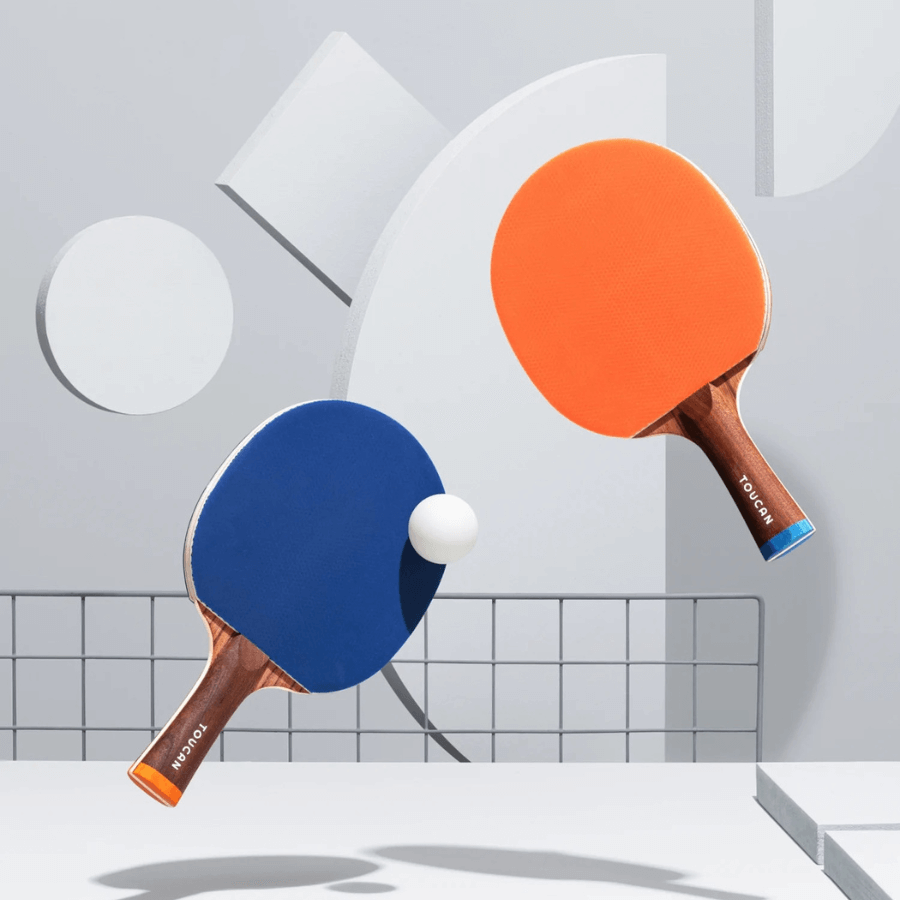 Zwei Tischtennisschläger und ein Ball