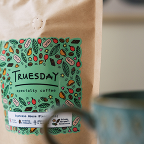 Truesday Espresso House Blend Verpackung mit Tasse im Vordergrund