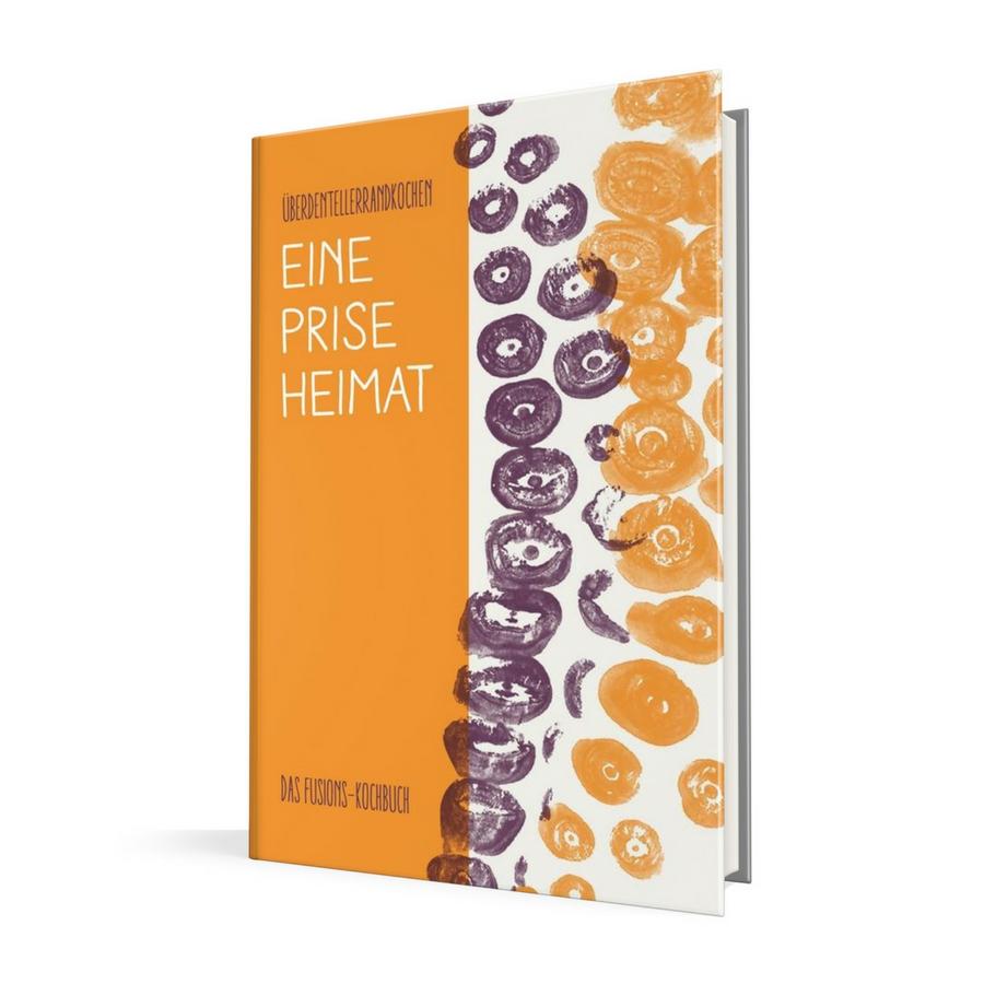 Cover des Kochbuchs "Eine Prise Heimat" von Über den Tellerrand von vorne. 