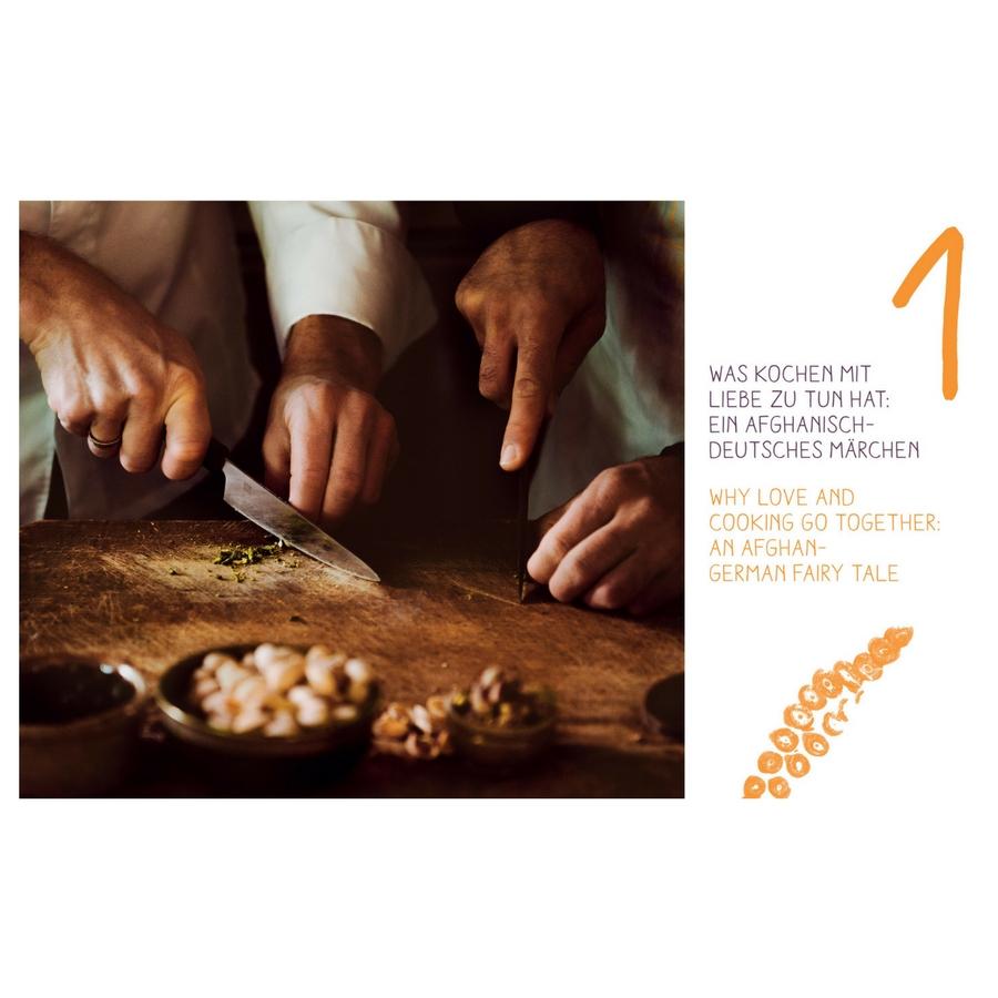 Beispielseite aus "Eine Prise Heimat", die die Hände zweier Menschen beim gemeinsamen Kochen zeigt.