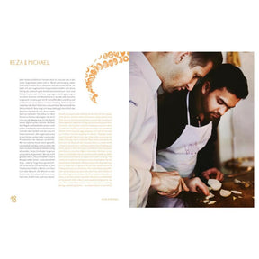 Zwei Männer beim Kochen und die Erzählung ihrer Geschichte aus dem Kochbuch "Eine Prise Heimat".