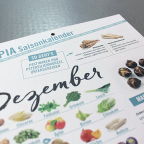 Utopia Wandkalender aufgeklappt, Monat Dezember Nahaufnahme