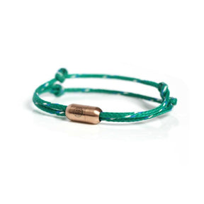 Grünes Armband mit rosegoldenem Verschluss