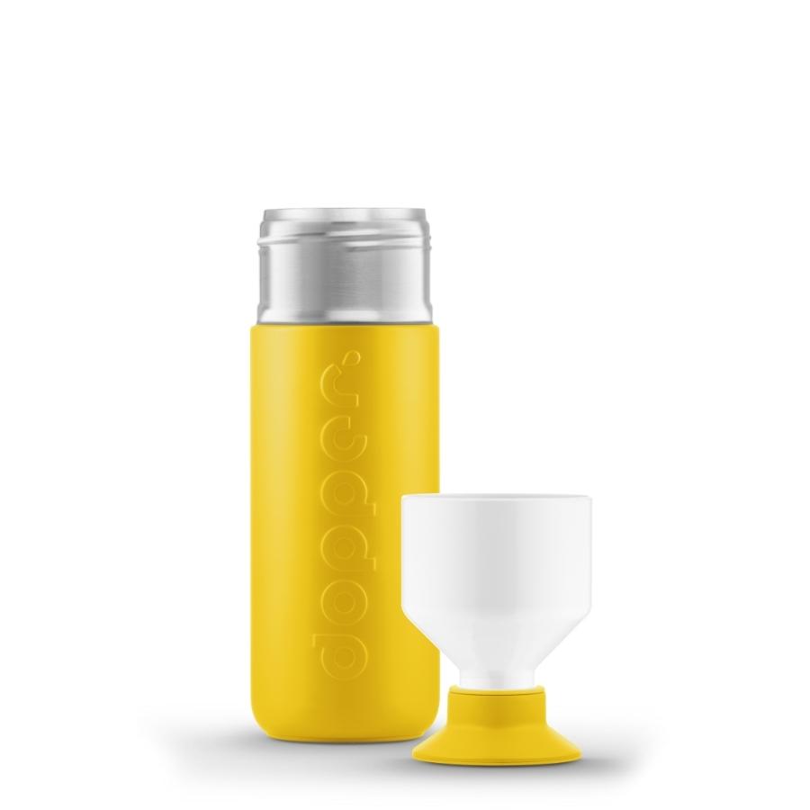 Dopper Trinkflasche Insulated Sonnengelb mit Becher daneben