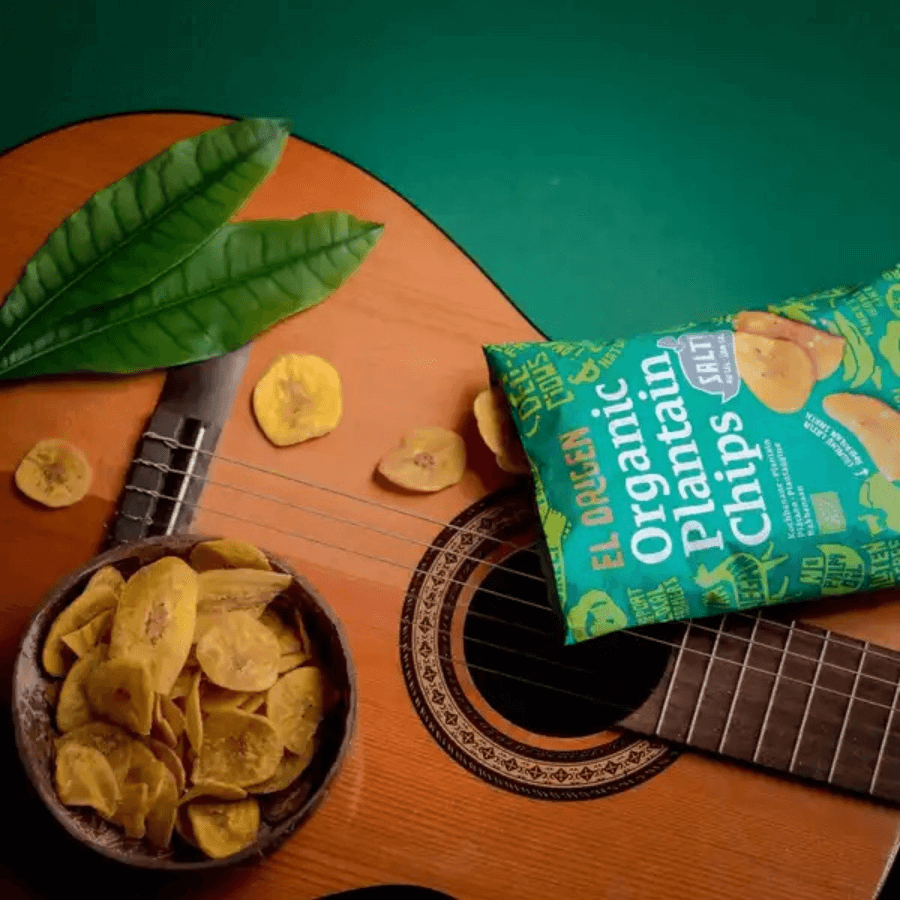 El origen Kochbananen Chips mit Meersalt Verpackung liegt auf einer Gitarre