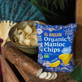 El origen Maniok Chips mit Meersalz Verpackung steht neben Maniok