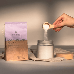 everdrop Bodenreiniger Pulver - Verpackung und befülltes Glas daneben mit Dosierlöffel