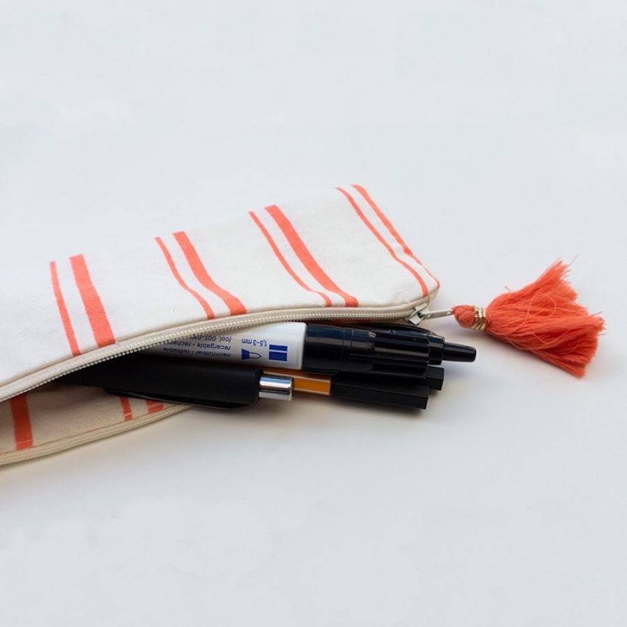 Mäppchen mit orangen Streifen und Stiften