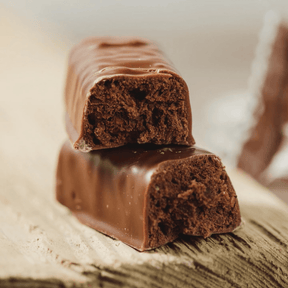 Zwei Lycka Schokoriegel Brownie liegen aufeinander