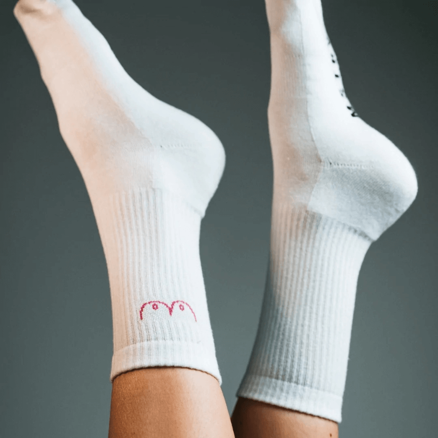 Mstry Socken Boobs an zwei Füßen, die in die Luft ragen