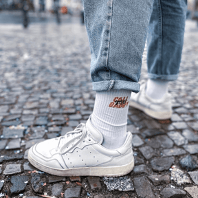 Mstry Socken Call me Daddy am Fuß mit Sneackern und Jeans