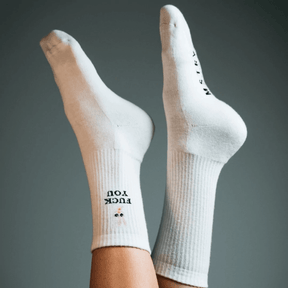 Mstry Socken Fuck You am Fuß, Beine ragen in die Luft