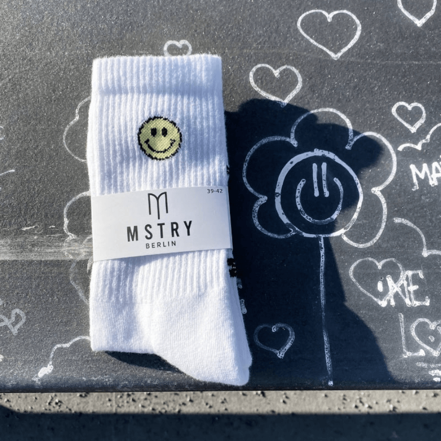 Mstry Socken Smile in Verpackung auf dem Boden