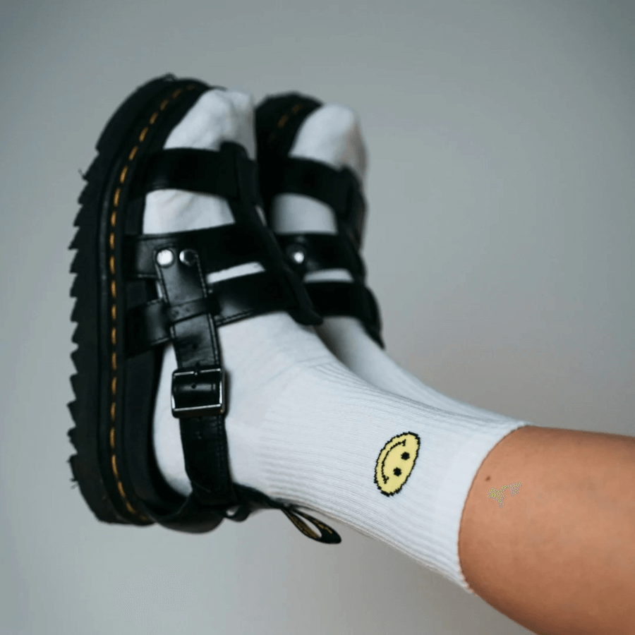 Mstry Socken Smile an Füßen in schwarzen Schuhen