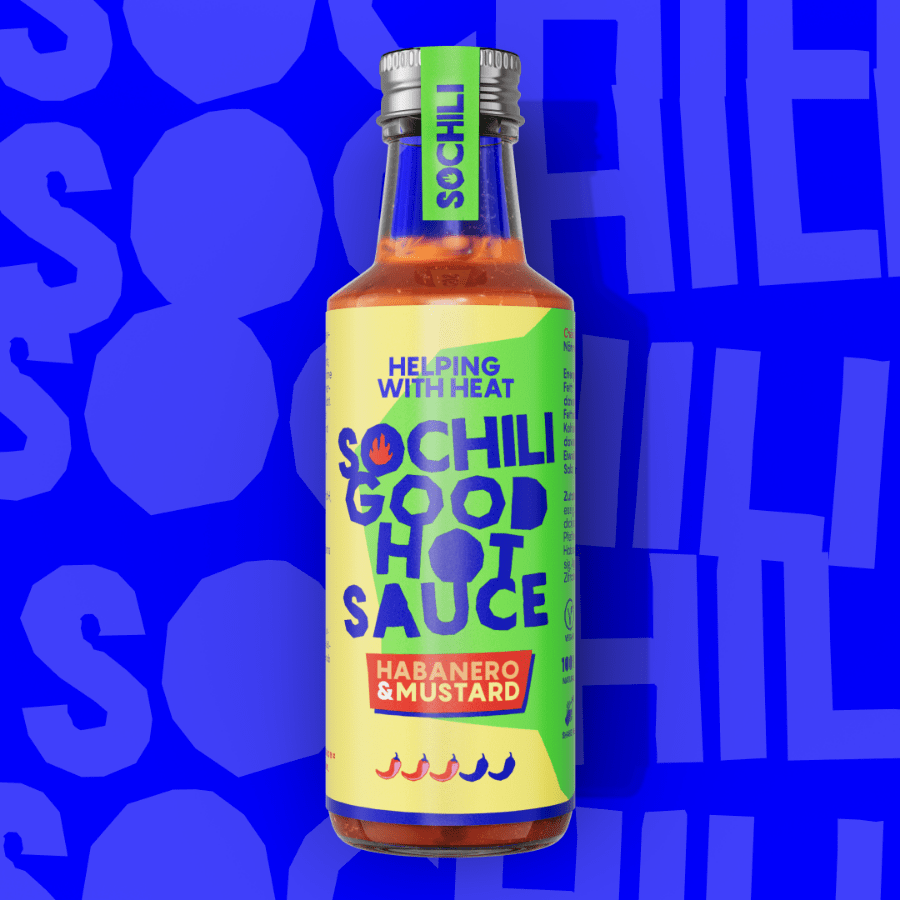 SOCHILI Habanero Mustard Sauce vor blauem Hintergrund