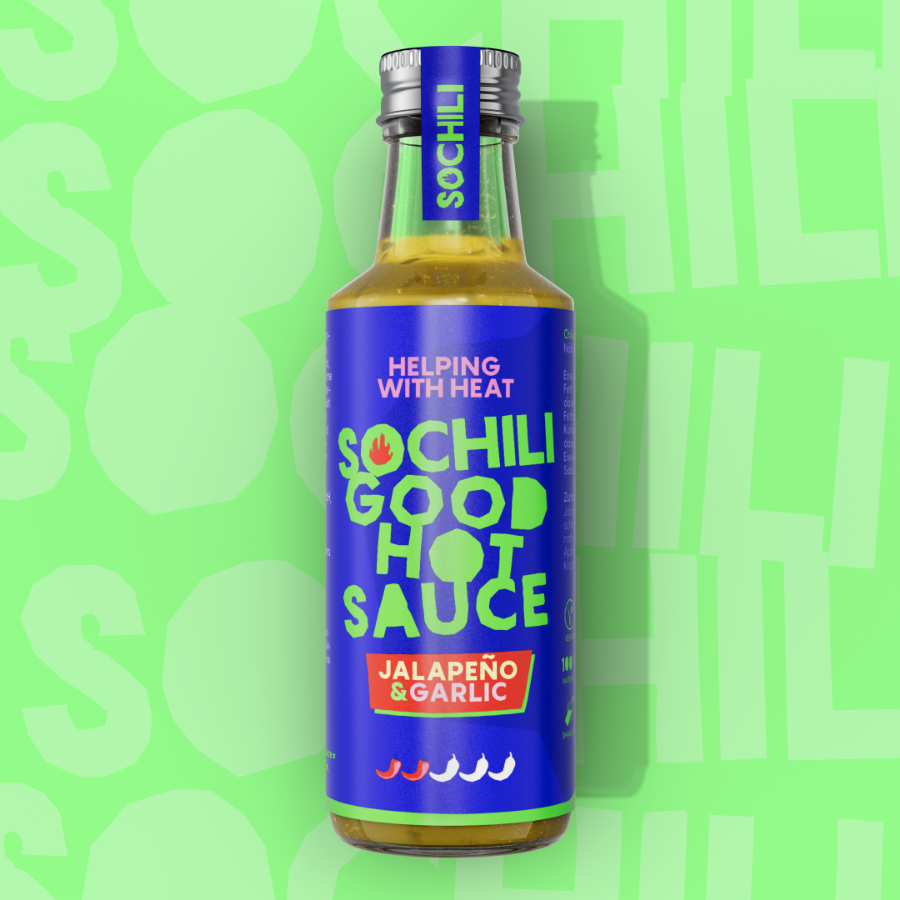 SOCHILI Jalapeño Garlic Sauce vor grünem Hintergrund