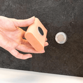 Magnethalter für feste Seifen mit Kebepad an der Wand