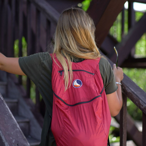 Person trägt den Backpack Super Burgundy auf dem Rücken