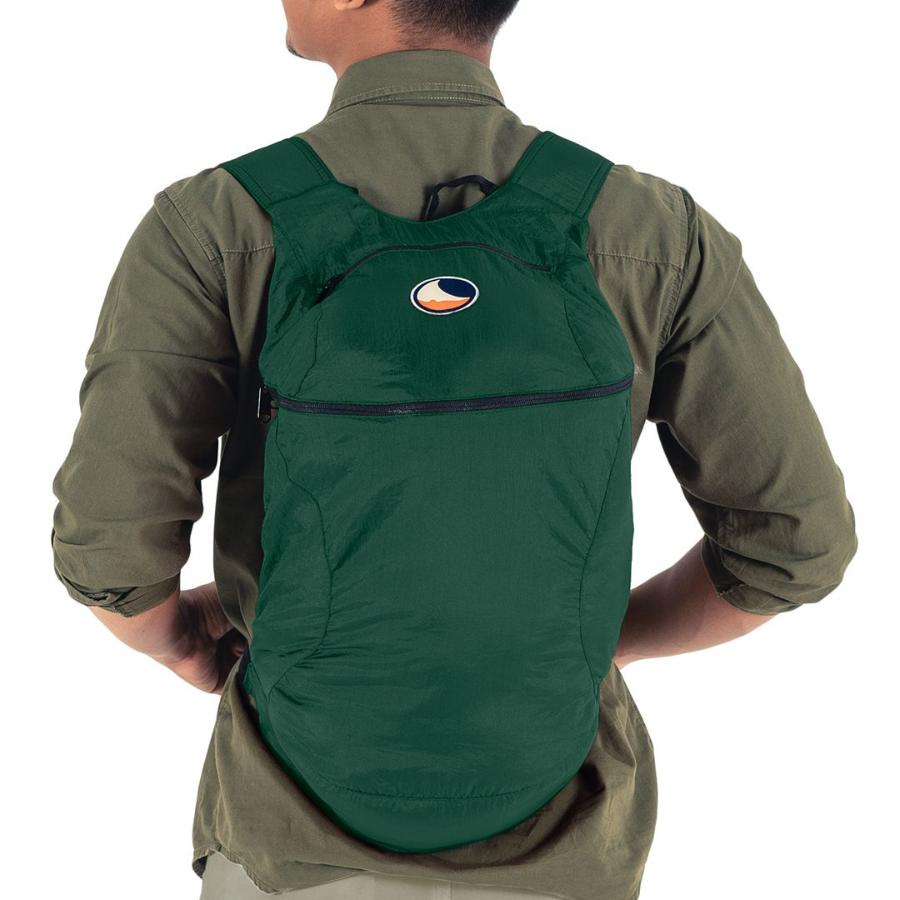 Person trägt den Backpack Super Green auf dem Rücken