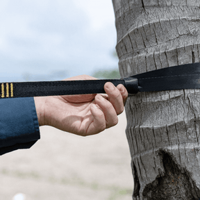 Befestigung der Moon Straps an einem Baum
