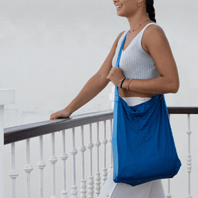 Frau trägt die Eco Bag Blue um die Schulter