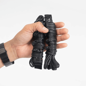 Eine Hand hält die Lightes Straps
